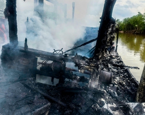 Nghi chập điện năng lượng mặt trời, tàu cá Cà Mau cháy trơ khung