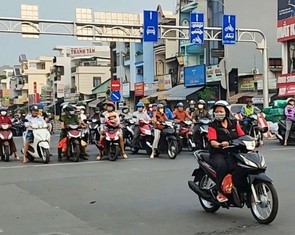 Đèn đỏ chưa kịp chuyển xanh mà cứ bấm còi inh ỏi như tra tấn, đi nhanh vài giây để làm gì?