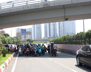 Muôn kiểu chống nóng tại TP.HCM đợt nắng dài ngày