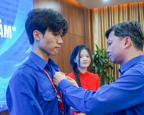 Trao huy hiệu Tuổi trẻ dũng cảm cho thanh niên cứu người trong vụ cháy nhà ở Hà Nội