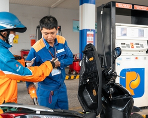 Bộ Công Thương công bố mức giảm giá xăng mạnh nhất trước nay, lên tới hơn 5.600 đồng/lít