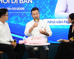 Sinh viên Văn Lang học 'viết sáng tạo' cùng nhà văn Nguyễn Đinh Khoa