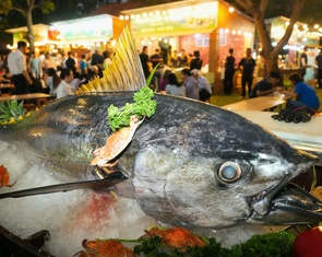Háo hức xem trình diễn xẻ cá ngừ 50kg, trải nghiệm ẩm thực 5 sao của ba miền