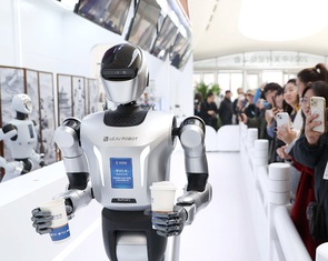 Robot hình người Trung Quốc bứt tốc: Cuộc đua AI chạm ‘ranh giới nguy hiểm’