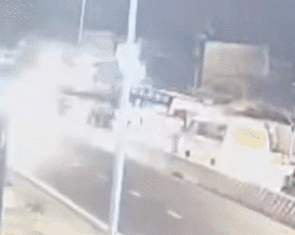 Dòng xe ken đặc trên cầu Kênh Tẻ sau tai nạn giữa xe đầu kéo và xe rác khiến tài xế tử vong