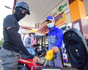 Chính phủ quyết định giảm một loạt thuế với xăng dầu, giá xăng giảm kỷ lục giữa đêm