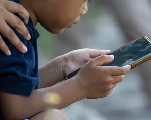 Indonesia học theo Úc cấm trẻ em dùng mạng xã hội