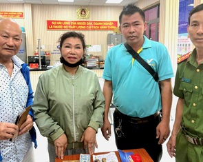 Công an hỗ trợ, hành khách nhận lại được túi xách có tài sản hơn 3 tỉ đồng để quên trên taxi