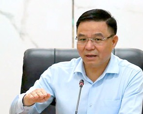 Quyền Bộ trưởng Bộ Công Thương đến nhà máy lọc dầu, yêu cầu 'giữ vững nguồn cung'