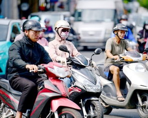 Mách nhau cách tiết kiệm xăng: Giữ tay ga, bơm lốp đúng áp suất, đi xe buýt...