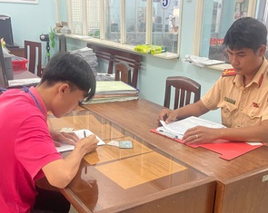 Em trai mượn xe máy đã được 'độ chế' của anh, cả hai bị phạt tiền