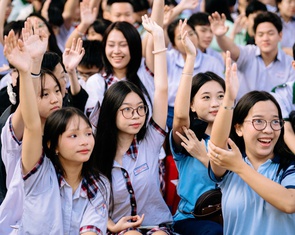 Học sinh TP.HCM 'trẩy hội' Tự tin vào lớp 10: Vừa hỏi tuyển sinh, vừa khám phá bản thân