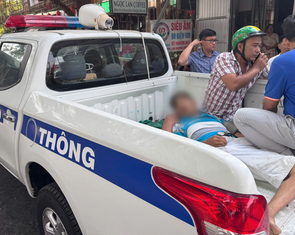 Cảnh sát giao thông đưa người đàn ông bị té ngã trên đường do nhồi máu cơ tim đi cấp cứu