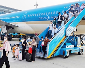 Đủ cách giảm áp lực giá vé máy bay