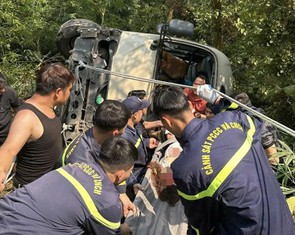 Công an điều tra nguyên nhân vụ xe khách chở đoàn nhân viên ngân hàng lao xuống vực ở Tam Đảo