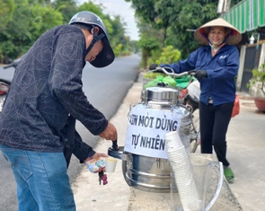 Bình trà đá 'xin mời dùng tự nhiên' giữa trưa nắng làm mát lòng người đi đường