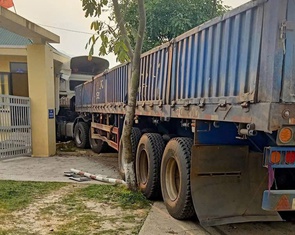 Xe đầu kéo chở than mất lái, lao thẳng vào cổng trường mầm non