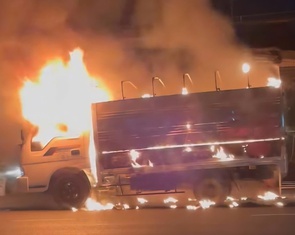 Vừa giao sầu riêng xong đang trên đường về nhà, chiếc xe tải bốc cháy dữ dội