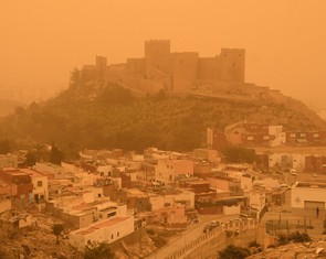 Bụi Sahara 'đổ bộ' châu Âu, đe dọa sức khỏe người dân