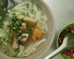 Quán bánh canh cô Sương Vũng Tàu gần trăm tuổi, không có gì ngoài chả cá