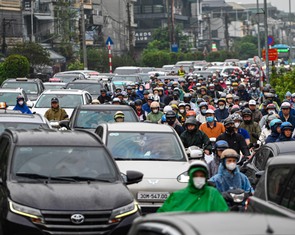 Cấm xe qua cầu Long Biên, người Hà Nội chật vật tìm cách sang sông Hồng