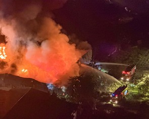 Kho xưởng tại Hà Nội bốc cháy ngùn ngụt từ nửa đêm đến sáng