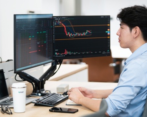 VN-Index 'đỏ lửa' đầu tuần, nỗ lực phục hồi nhưng không thành