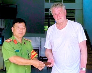 Du khách Đức đánh rơi ví tiền được một học sinh tìm trả lại