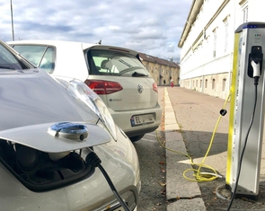 Trước khi mua xe điện nhập khẩu giá rẻ, hãy tự hỏi: 'Tôi sạc ở đâu?'