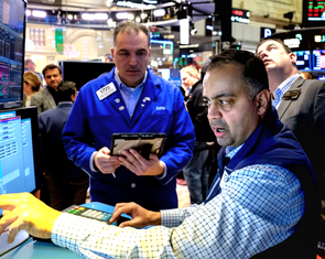 Đọc nhanh 31-3: Giá dầu tiếp tục tăng, bán tháo chứng khoán lan rộng