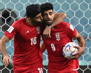 Tuyển Iran thắng tưng bừng giữa lúc quê hương đang bị tấn công