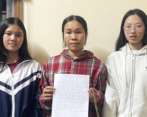 Nhặt được dây chuyền 5 chỉ vàng, hai nữ sinh lớp 10 đến công an tìm người trả lại