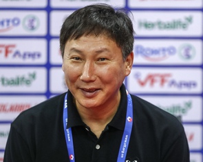 HLV Kim Sang Sik cảm ơn Xuân Son và Hoàng Hên