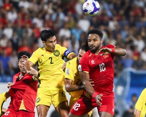 CĐV Malaysia căng băng rôn chê liên đoàn bóng đá nước nhà ngay trên sân Thiên Trường