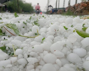 Không khí lạnh áp sát, người dân miền Bắc đề phòng mưa đá, dông lốc đêm nay