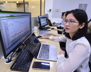 Cổ phiếu 'vua' dẫn sóng, VN-Index tăng trở lại 12 điểm