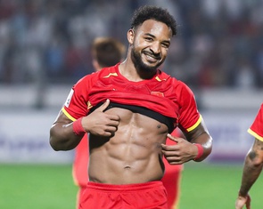 Xuân Son ăn mừng bằng cách đếm 'múi bụng', đáp trả chỉ trích về cân nặng