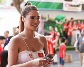 Vợ Hoàng Hên, Quang Vinh đến sân Thiên Trường cổ vũ tuyển Việt Nam đấu Malaysia