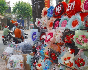 Chồng lo con cái, học hành, tài chính, hai bên nội ngoại, 8-3 vợ còn đòi quà