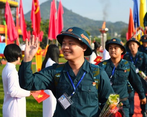 Hàng chục ngàn thanh niên Quân khu 5 qua cầu vinh quang, lên đường bảo vệ Tổ quốc
