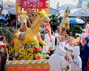 Dù ai mua bán bộn bề, Làm Chay mười sáu nhớ về Tầm Vu