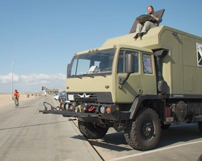 Nhà di động từ xe quân sự đủ sức băng qua 6 châu, 'nhét được cả một căn hộ', đi 1.600km khi đầy bình