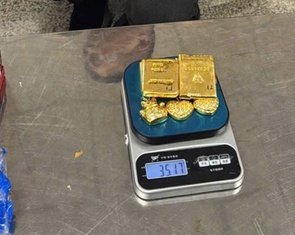 Giấu hơn 12kg nghi là vàng trong đồ lót, 4 hành khách bị bắt ở Nội Bài