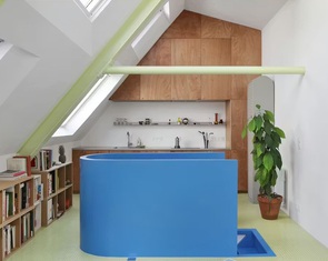 Mở rộng căn nhà phố nhỏ bằng cách xây thêm... mái nhà