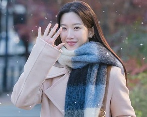 Tủ sách của Moon Ga Young, nữ chính Once we were us có gì đặc biệt?