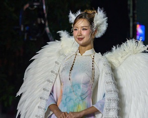 Hàng trăm tà áo dài thắp sáng đường đi bộ Nguyễn Huệ đêm khai mạc Lễ hội Áo dài 2026