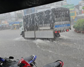 Mưa trái mùa gây ngập nhiều đoạn quốc lộ 91 ở khu vực Bảy Núi, An Giang