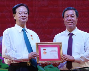 Nguyên Thủ tướng Nguyễn Tấn Dũng ra mắt sách