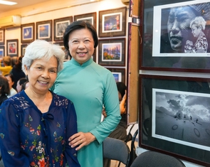 Các bóng hồng cầm máy kể chuyện quê hương