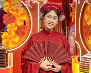 Đến phố đi bộ Nguyễn Huệ mặc thử cả trăm bộ áo dài, Việt phục miễn phí tại Lễ hội Áo dài TP.HCM